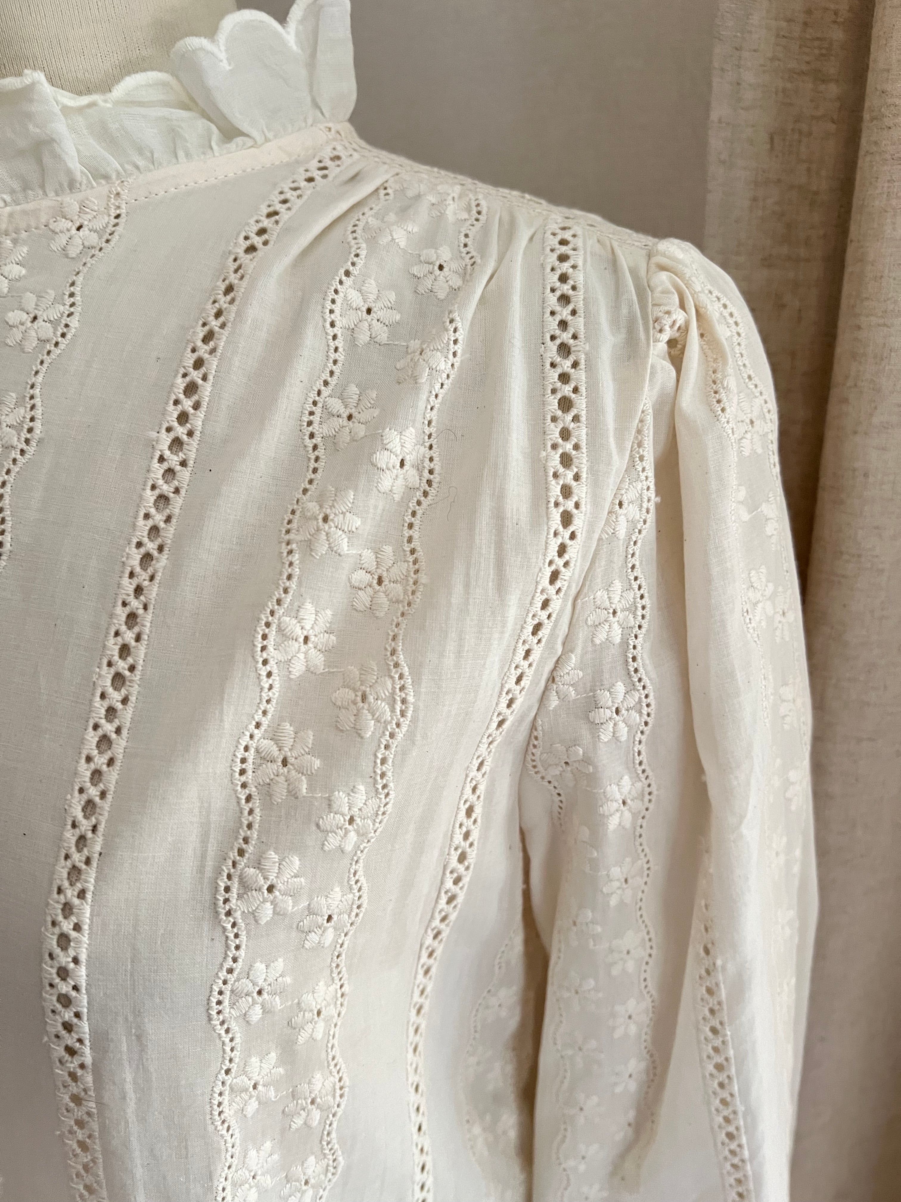 Détail dentelle écrue blouse Holly In April 1986