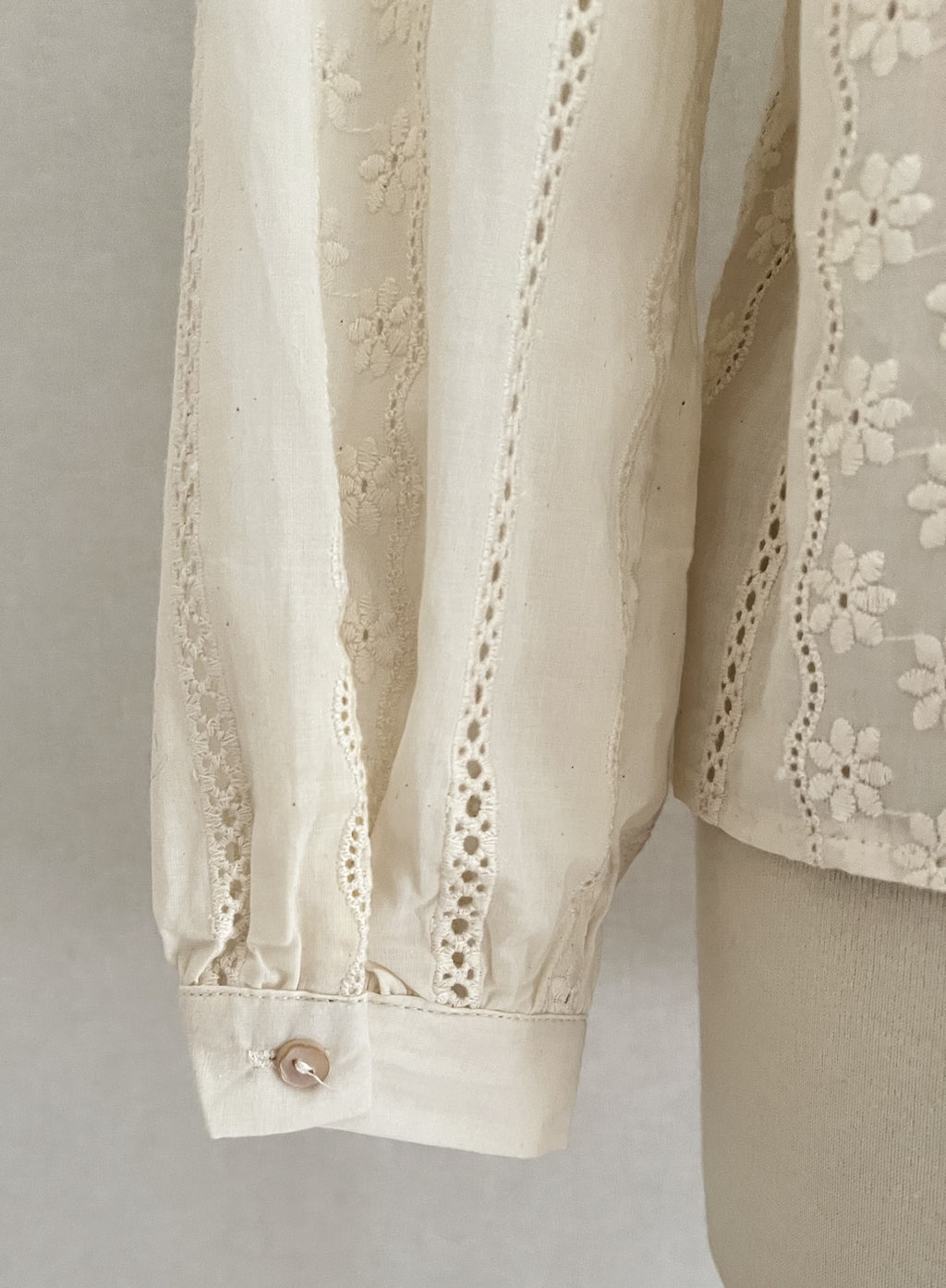 Détail manches blouse Holly dentelle In April 1986