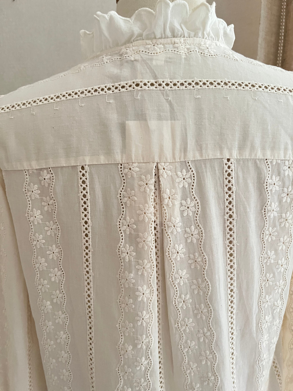 Vue arrière détail dos blouse Holly In April 1986 dentelle écrue