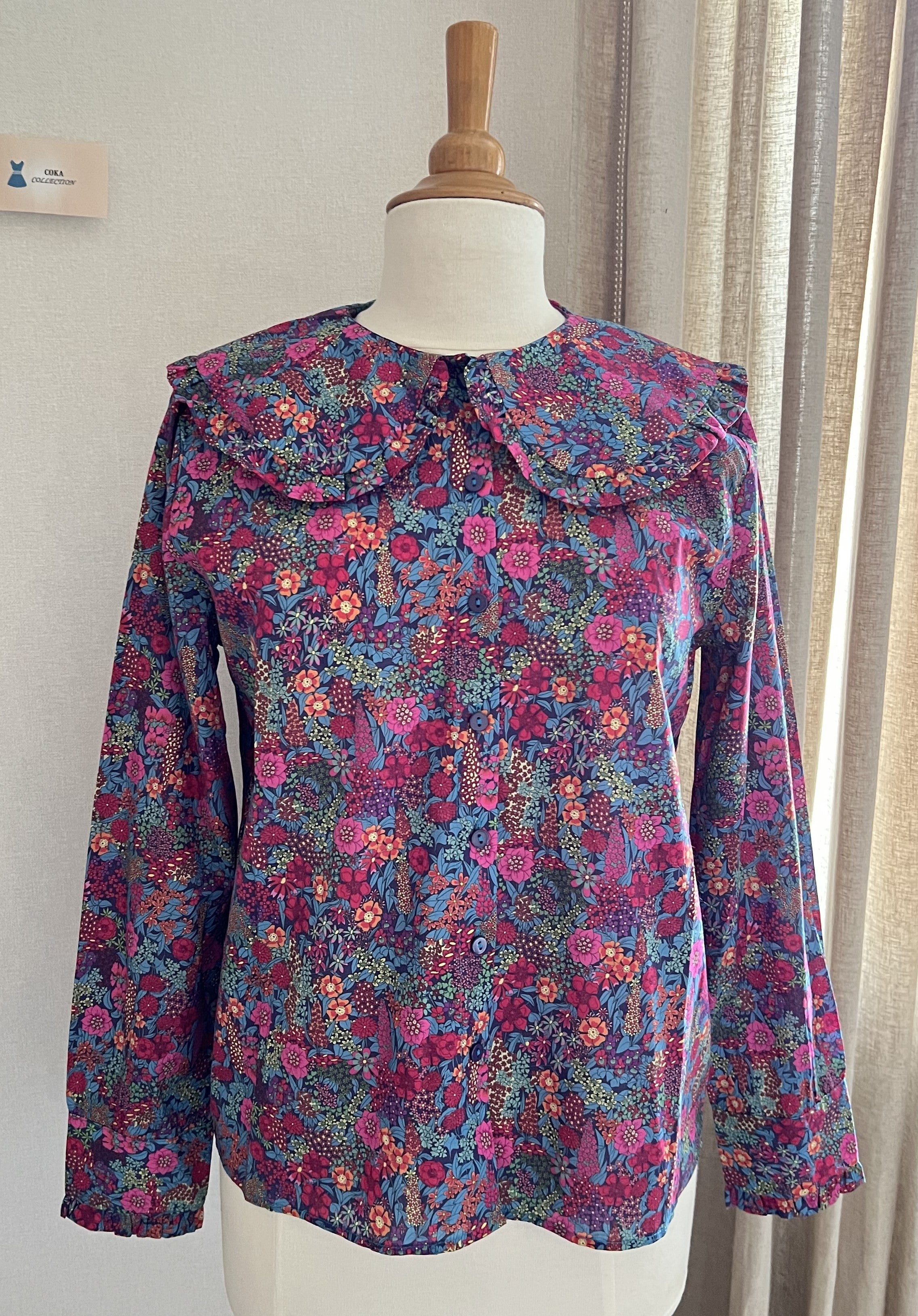 Blouse Juliette fleurie In April 1986 avec col claudine volanté - vue de face