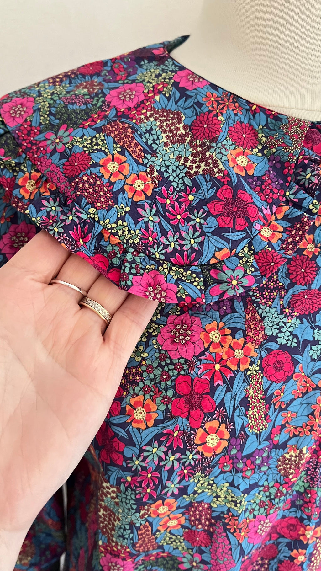 Blouse fleurie In April 1986 Juliette - détail col claudine