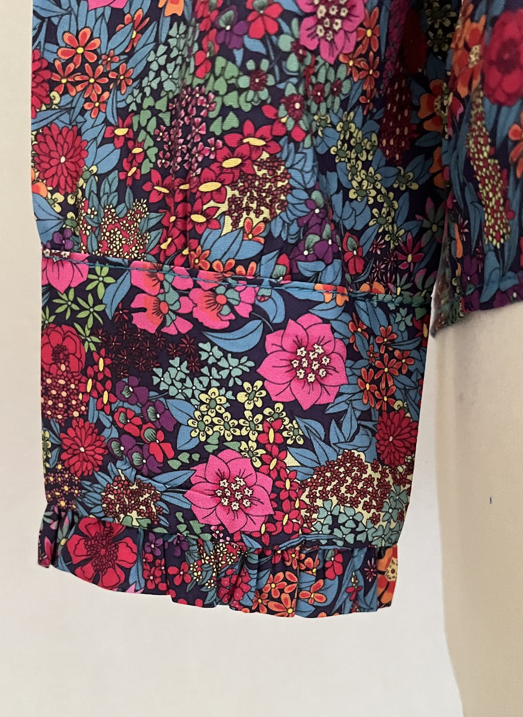 Gros plan bas des manches blouse Juliette In April 1986