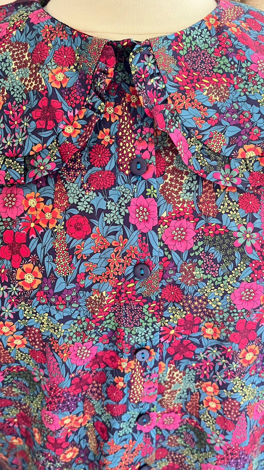 Détail col claudine volanté et boutons blouse Juliette