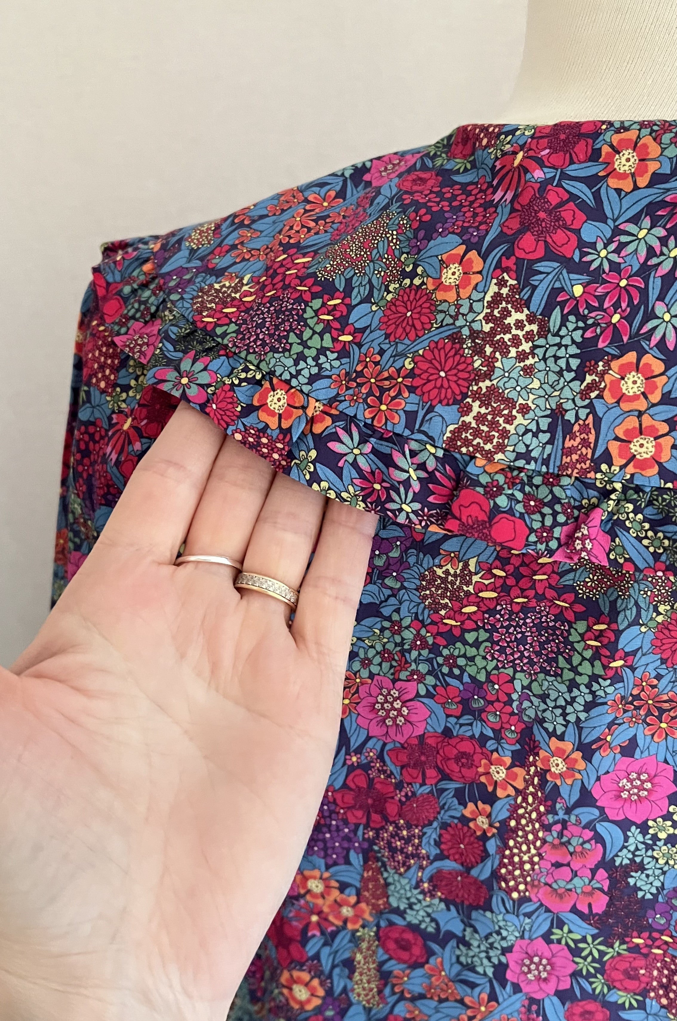 Vue de dos du col claudine blouse Juliette fleurie In April 1986