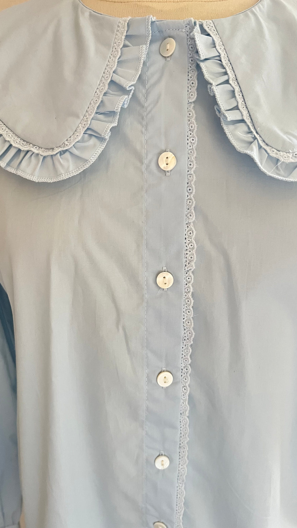 Détail col claudine et boutonnière  blouse Sacha Lili & Lala