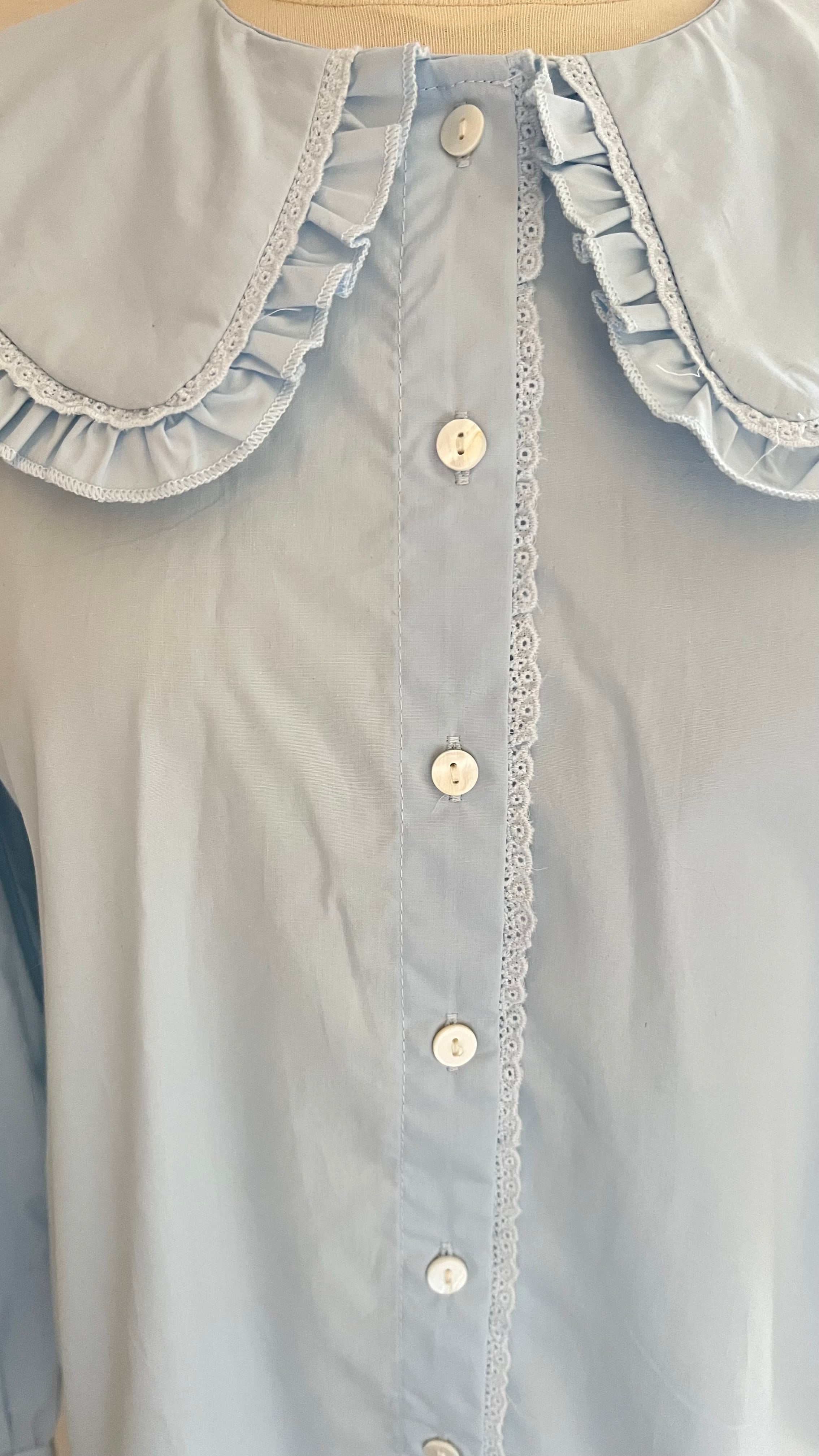 Détail col claudine et boutonnière  blouse Sacha Lili & Lala