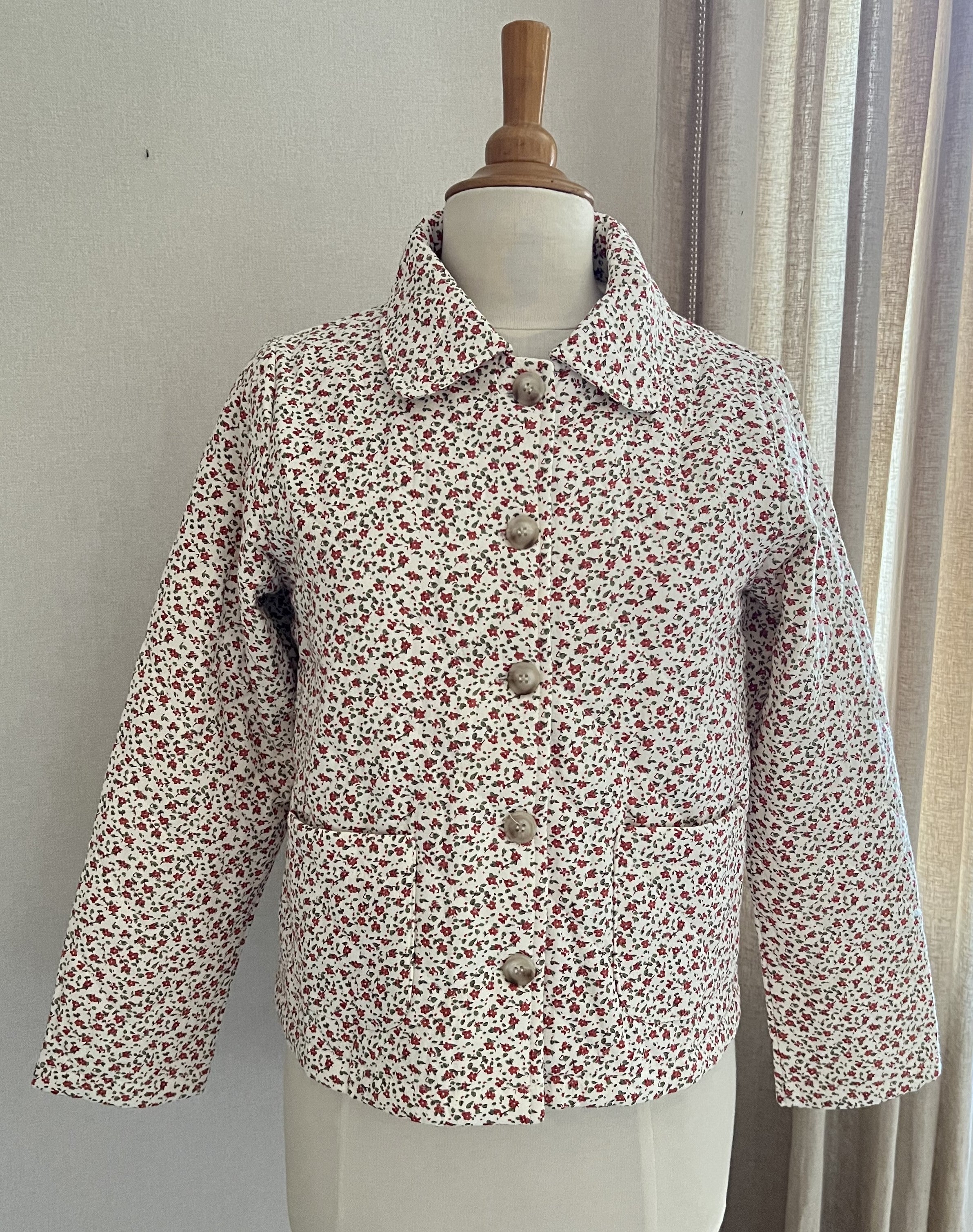 Veste Hélène courte fleurie In April 1986 avec col arrondi - vue de face