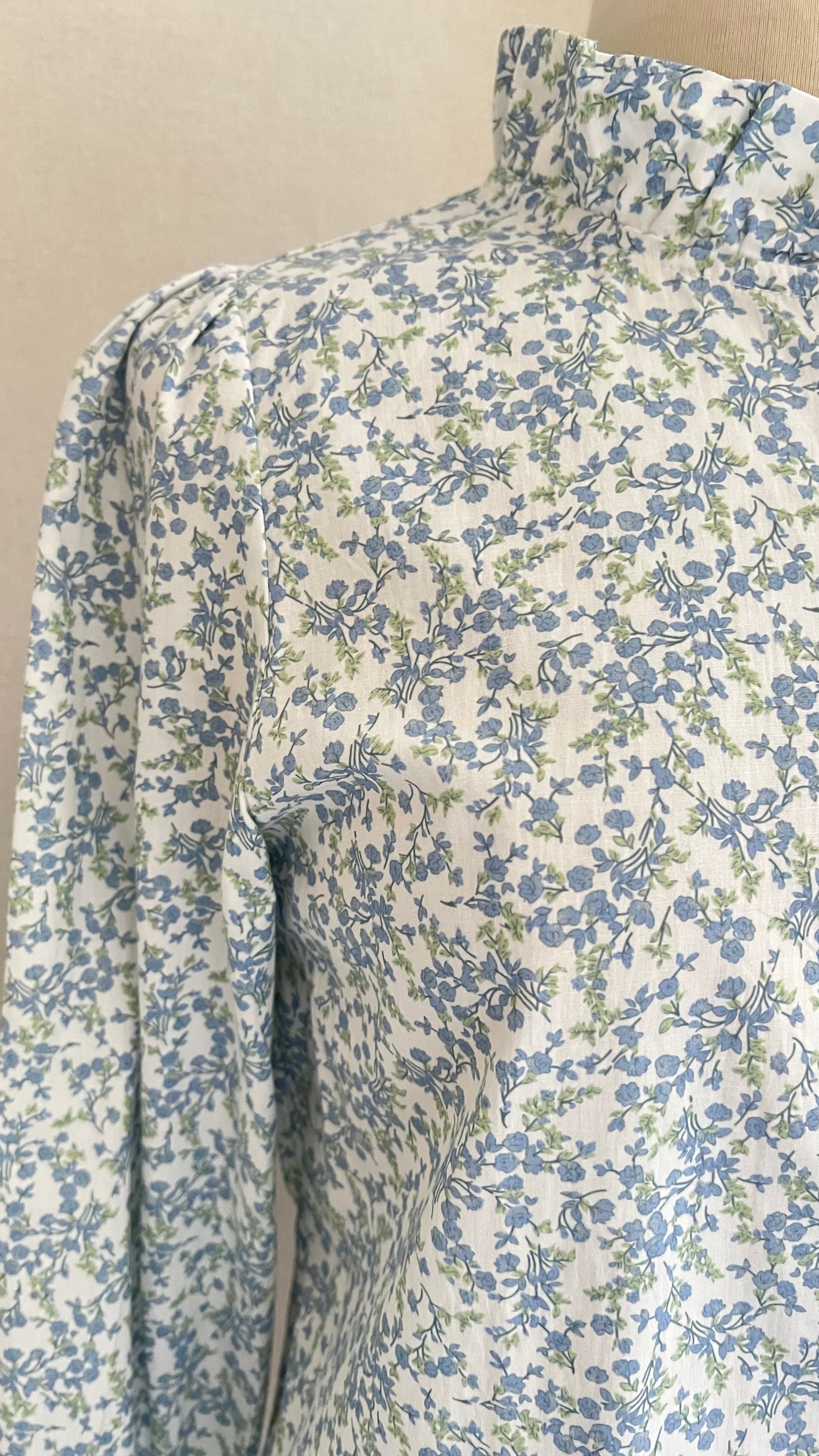 Détail motif fleuri bleu pastel blouse Jeannette Season