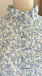 Détail col volanté motif fleuri bleu pastel blouse Jeannette Season