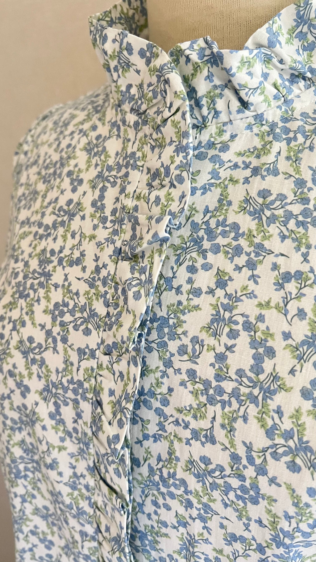 Détail boutonnière motif fleuri bleu pastel blouse Jeannette Season
