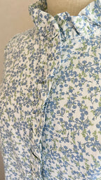 Détail boutonnière motif fleuri bleu pastel blouse Jeannette Season