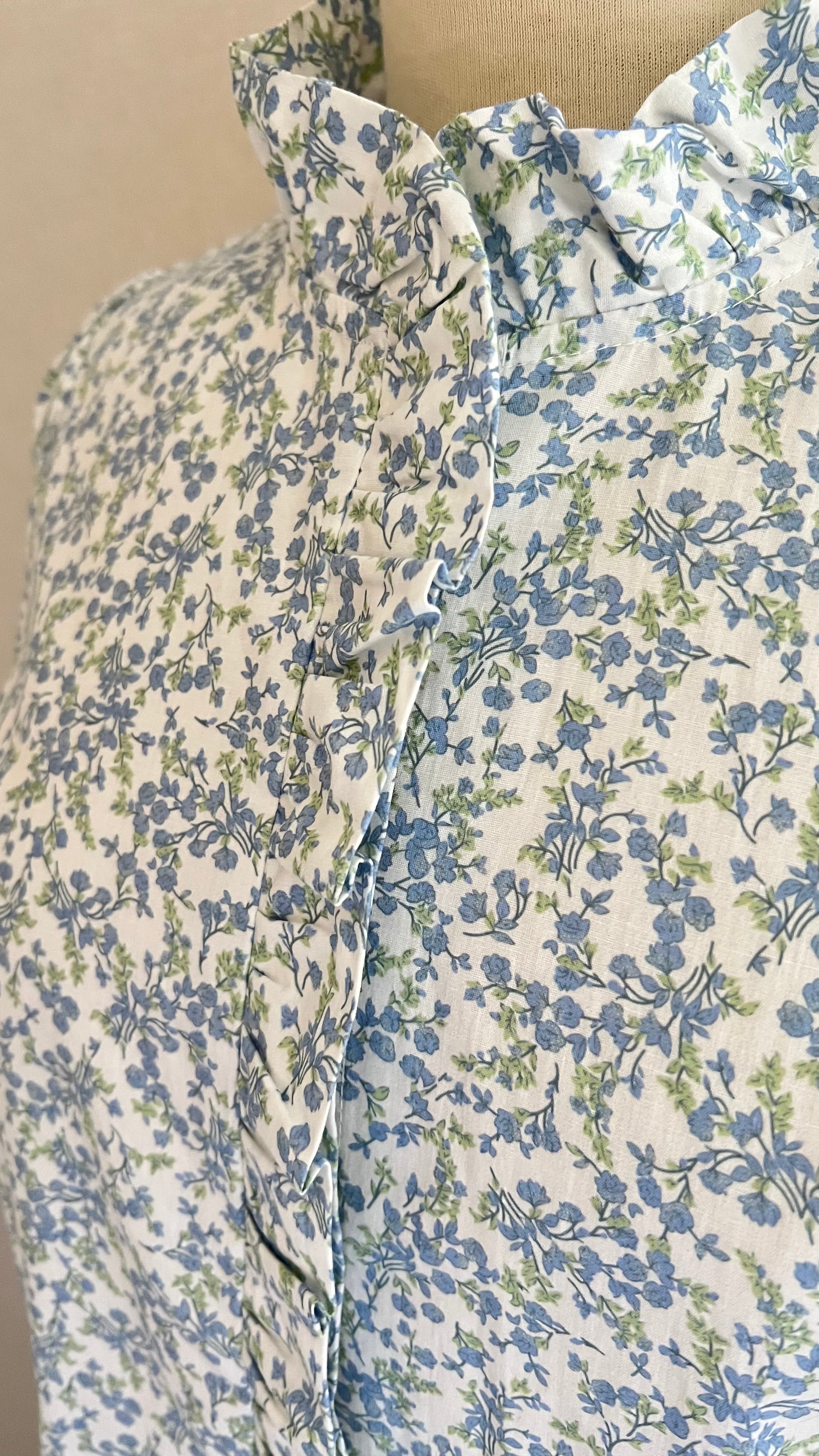 Détail boutonnière motif fleuri bleu pastel blouse Jeannette Season