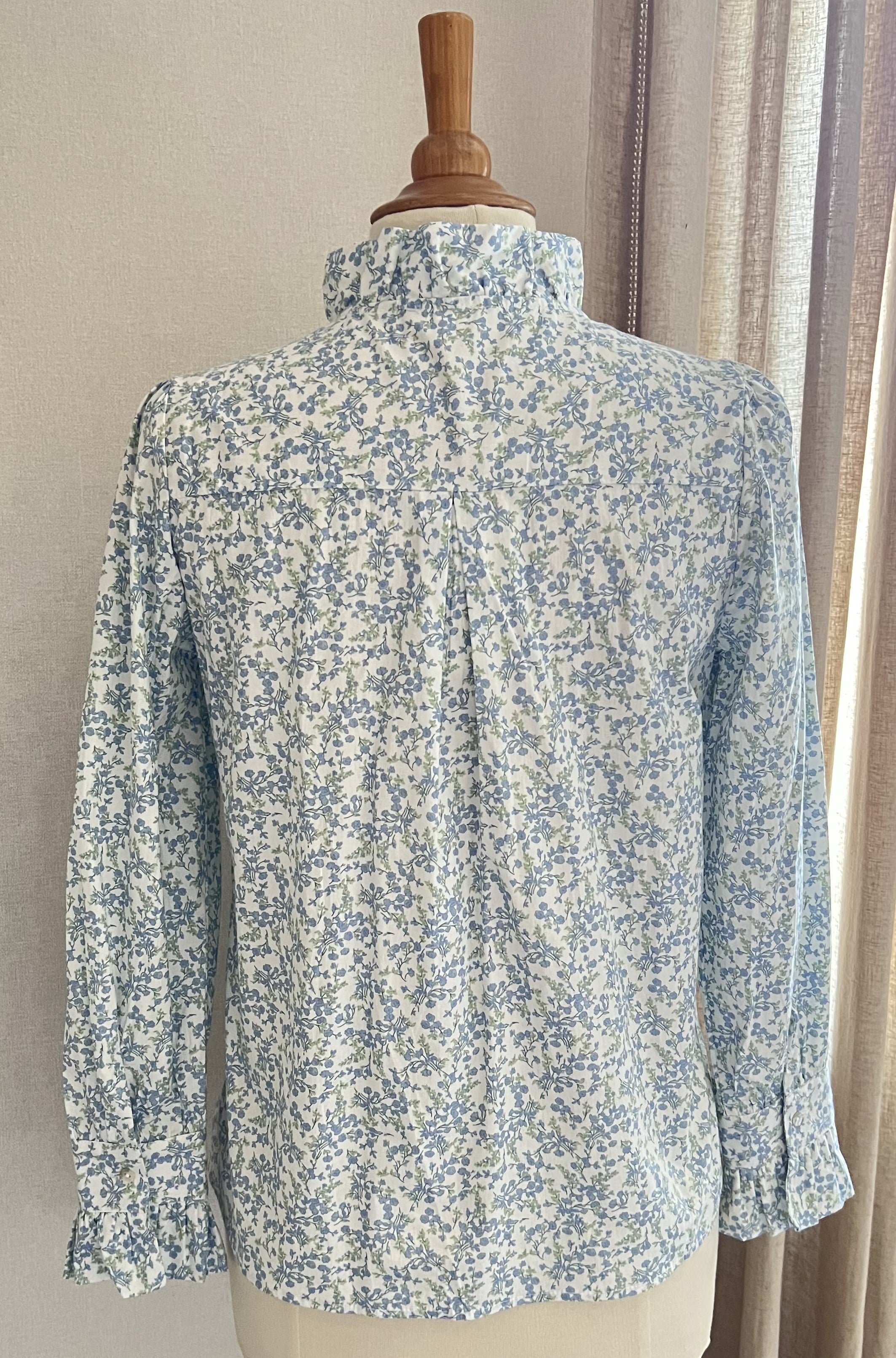 Vue arrière blouse Jeannette Season fleurie bleu pastel