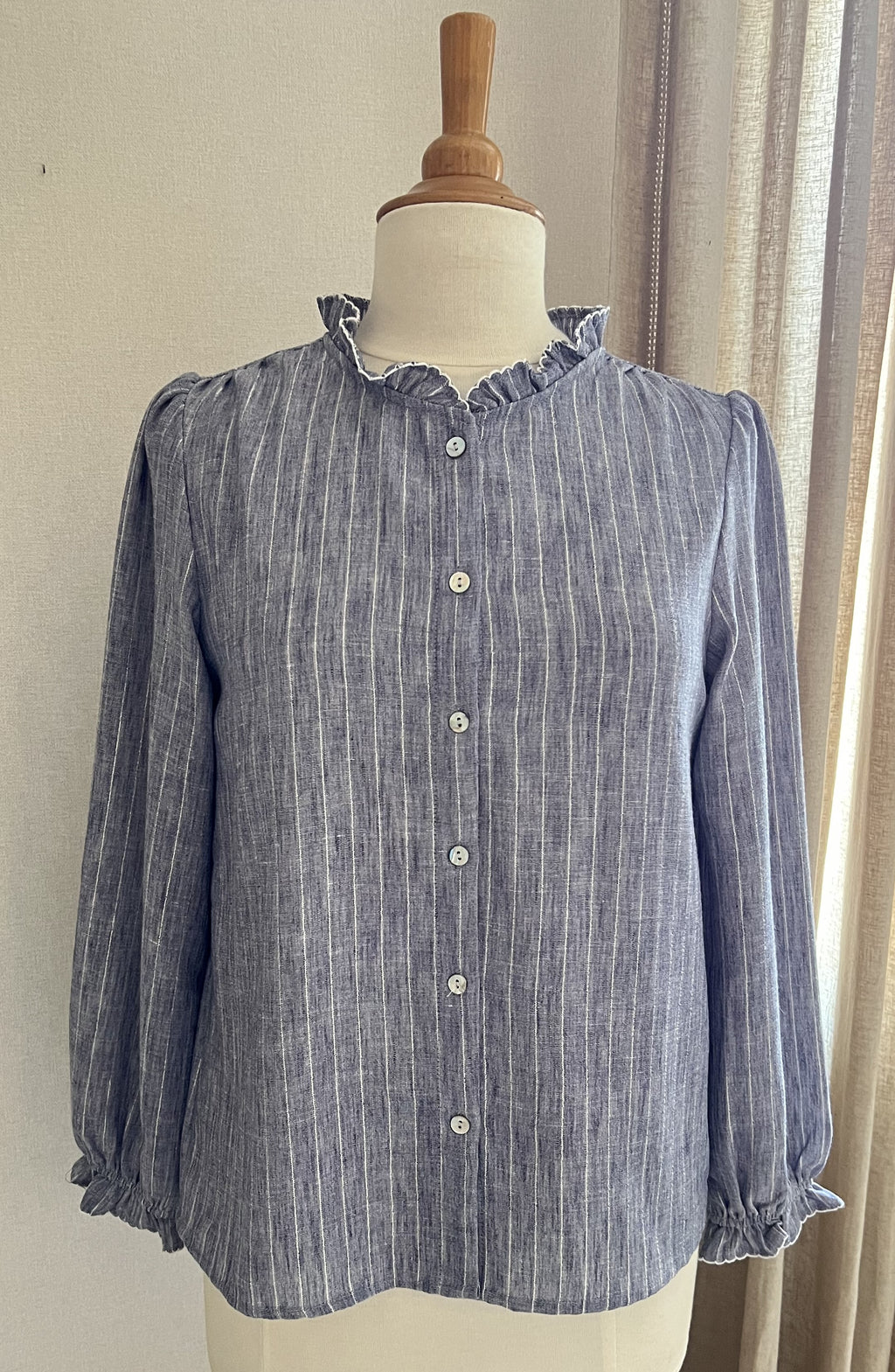 Blouse Adèle rayée bleu argenté In April 1986 avec col volanté - vue de face