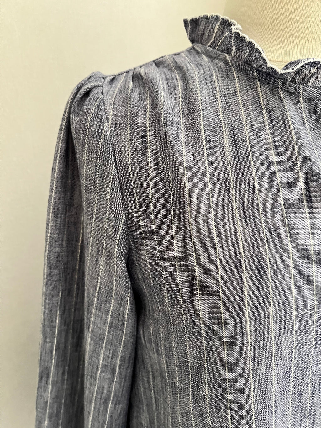 Blouse rayée In April 1986 Adèle - détail col volanté bleu argenté