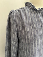 Blouse rayée In April 1986 Adèle - détail col volanté bleu argenté