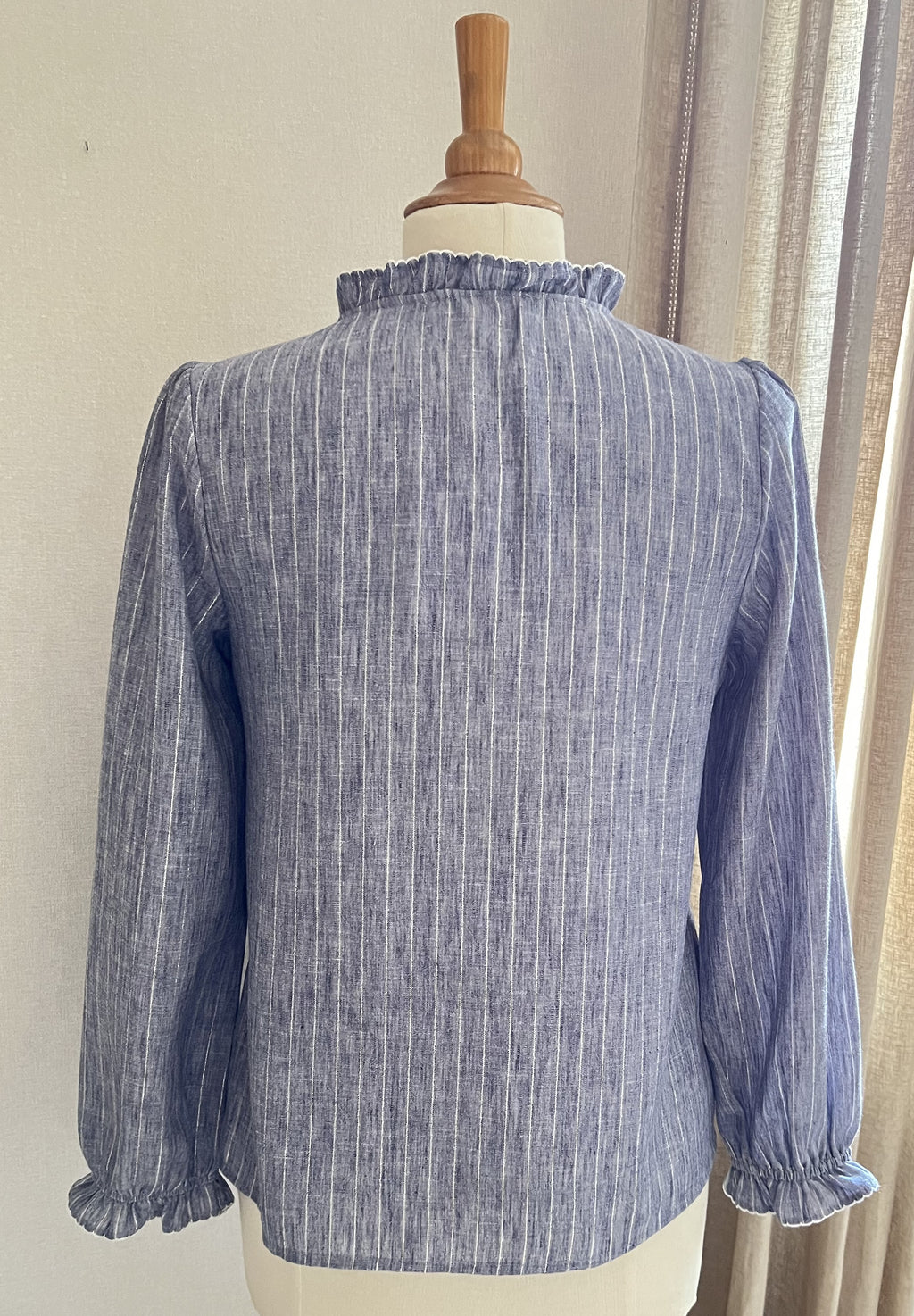 Vue arrière blouse Adèle In April 1986 rayures bleu argenté