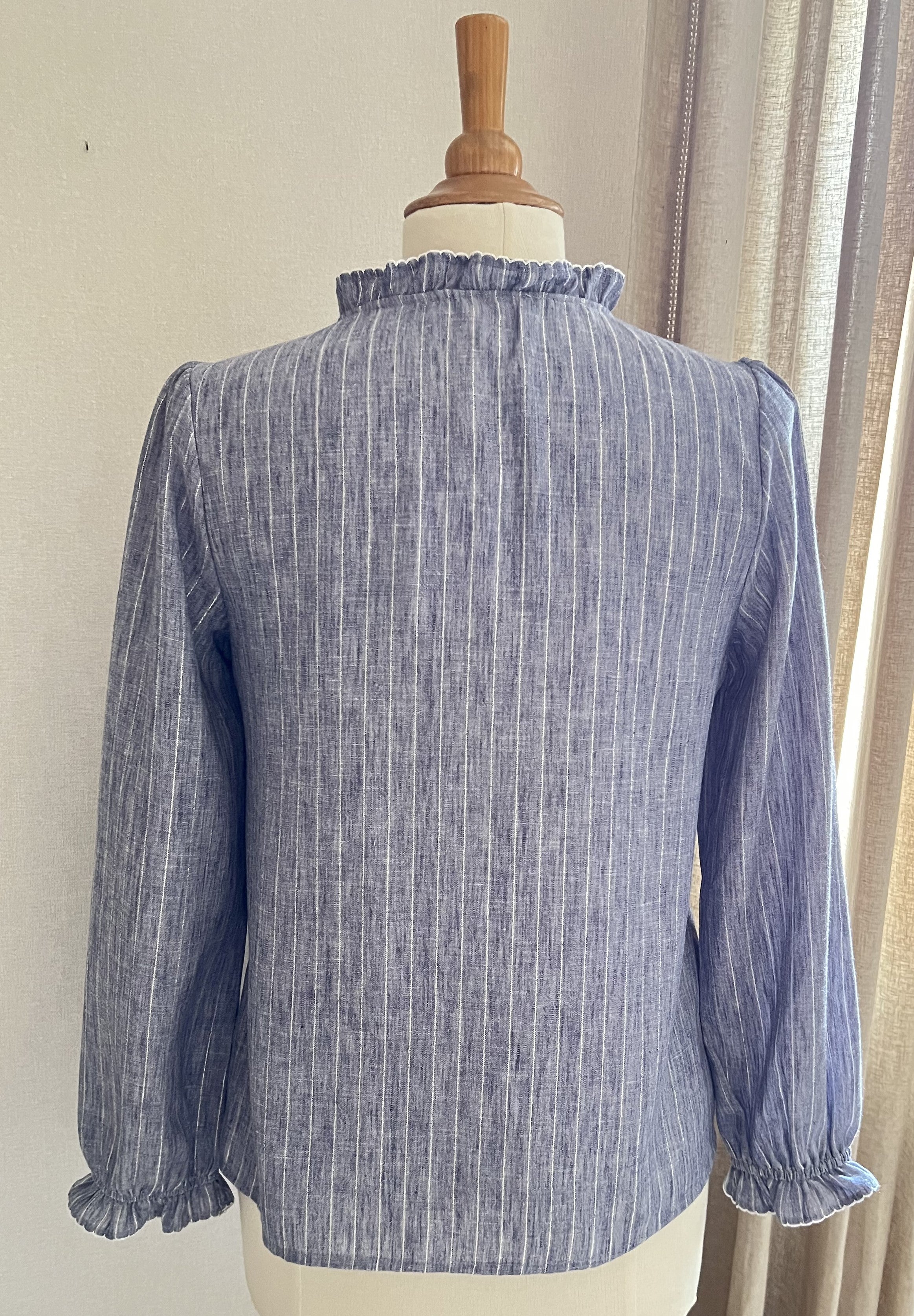 Vue arrière blouse Adèle In April 1986 rayures bleu argenté