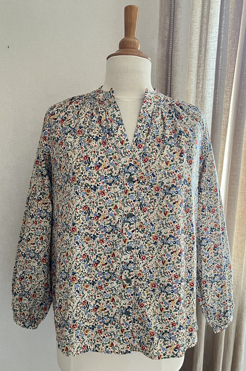 Blouse Inès liberty multicolore Lili & Lala avec manches bouffantes - vue de face
