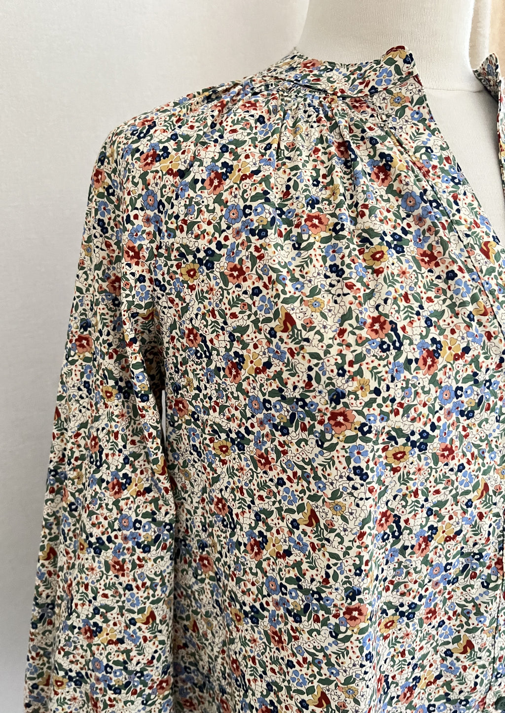 Détail motif liberty multicolore blouse Inès Lili & Lala