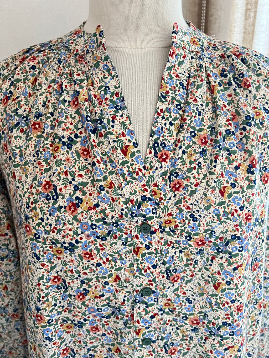 Détail motif liberty multicolore blouse Inès Lili & Lala
