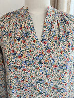 Détail motif liberty multicolore blouse Inès Lili & Lala