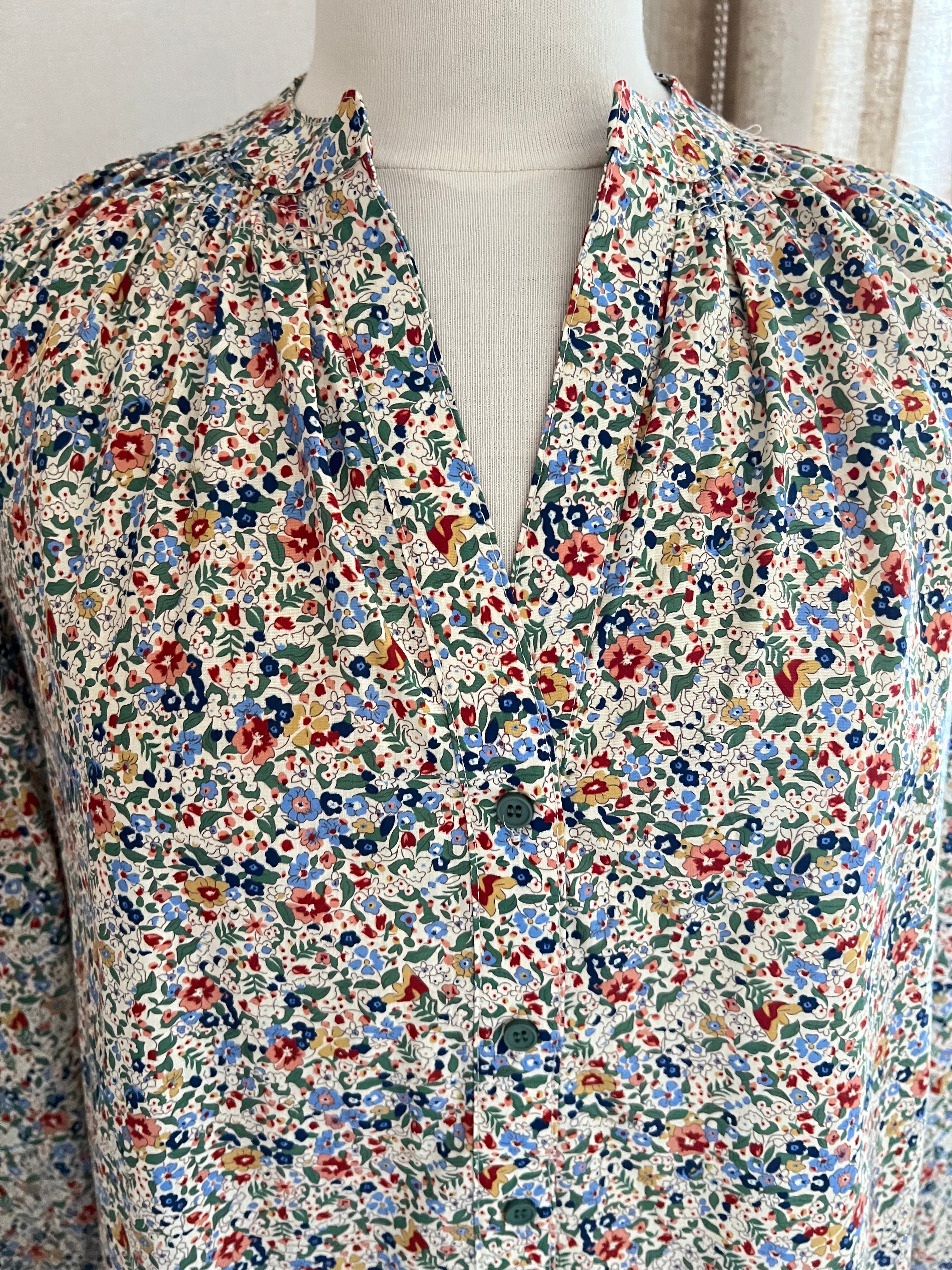Détail motif liberty multicolore blouse Inès Lili & Lala