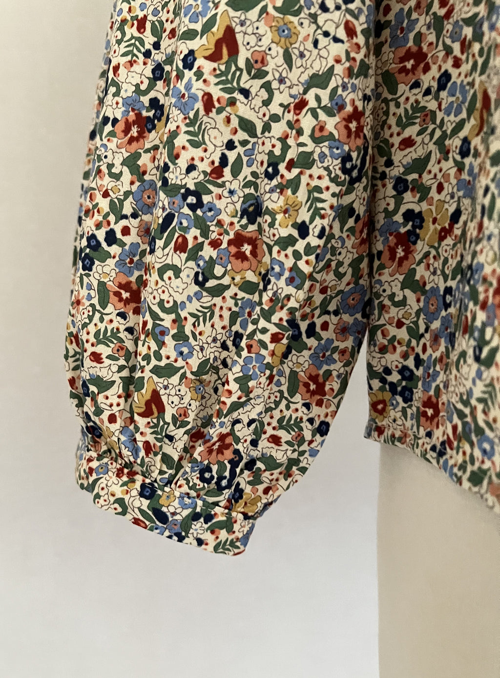 Blouse liberty Lili & Lala Inès - détail manches bouffantes multicolore
