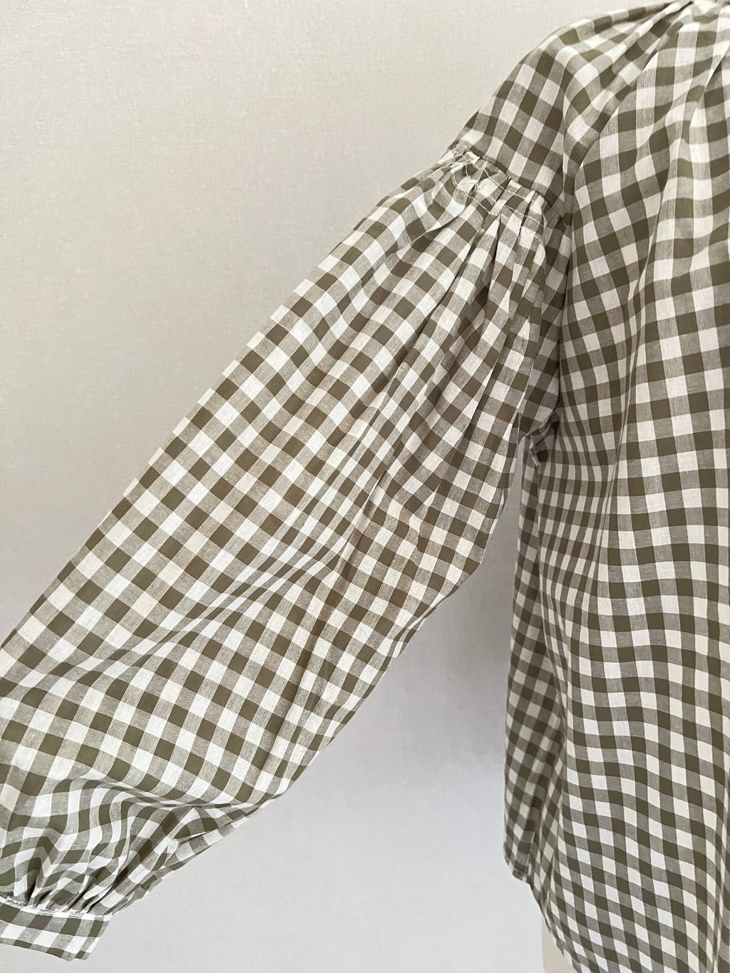 Gros plan manches longues blouse Lison Season
