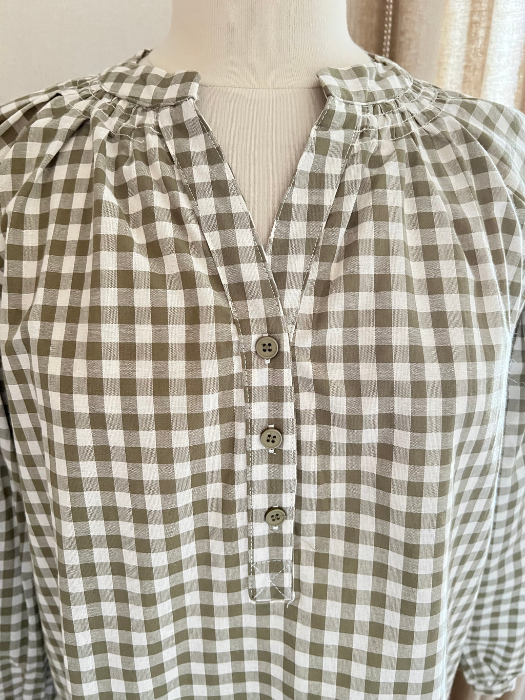 Détail motif vichy kaki blouse Lison Season