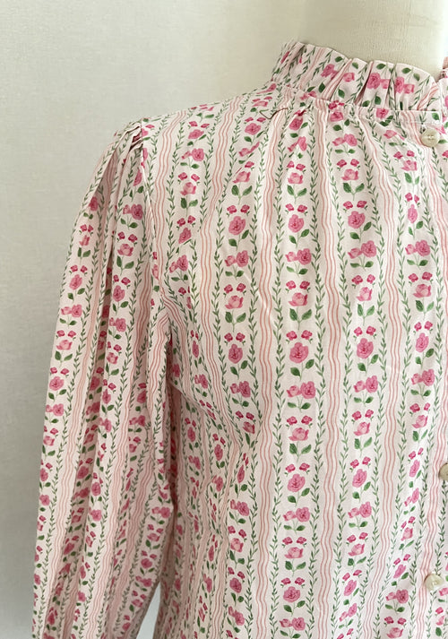 Détail motif rayé et fleuri blouse Capucine In April 1986