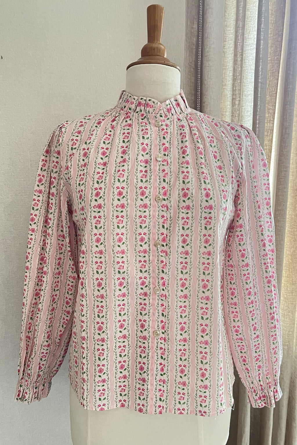 Blouse Capucine rayée et fleurie In April 1986 avec col volanté - vue de face