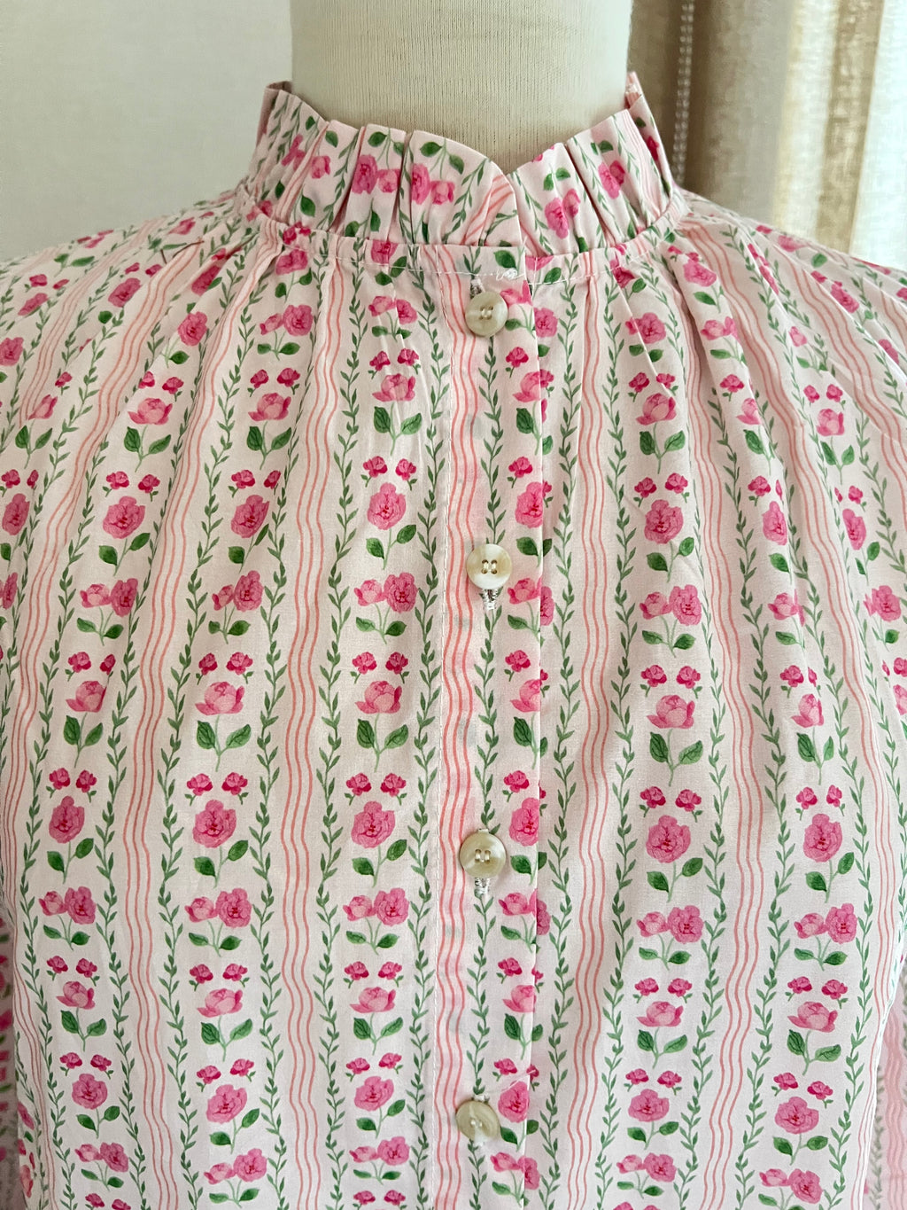 Blouse rayée fleurie In April 1986 Capucine - détail col volanté