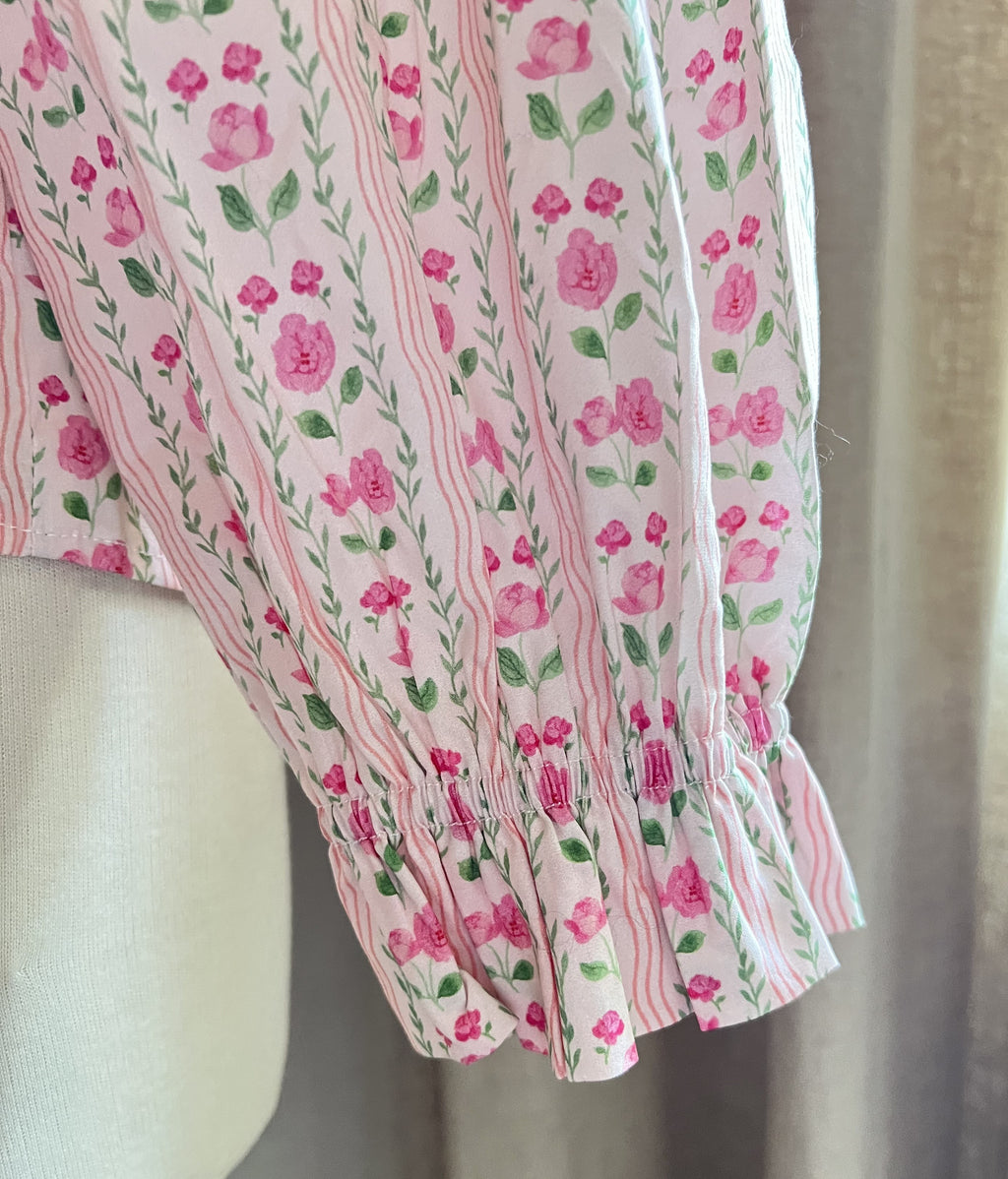 Gros plan manches blouse Capucine In April 1986