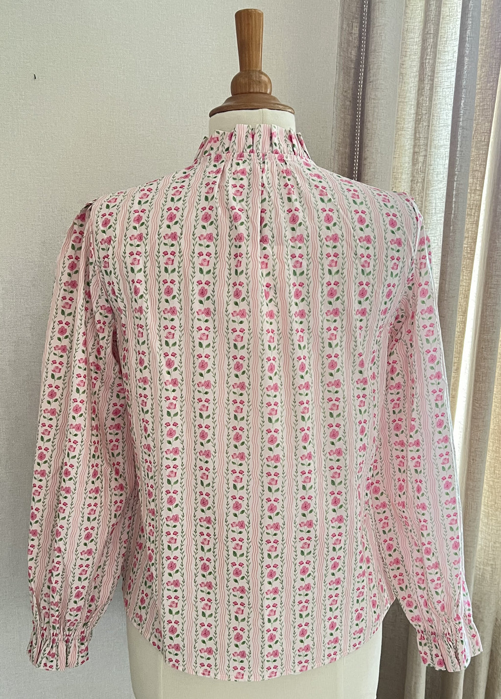 Vue arrière blouse Capucine In April 1986 rayée fleurie
