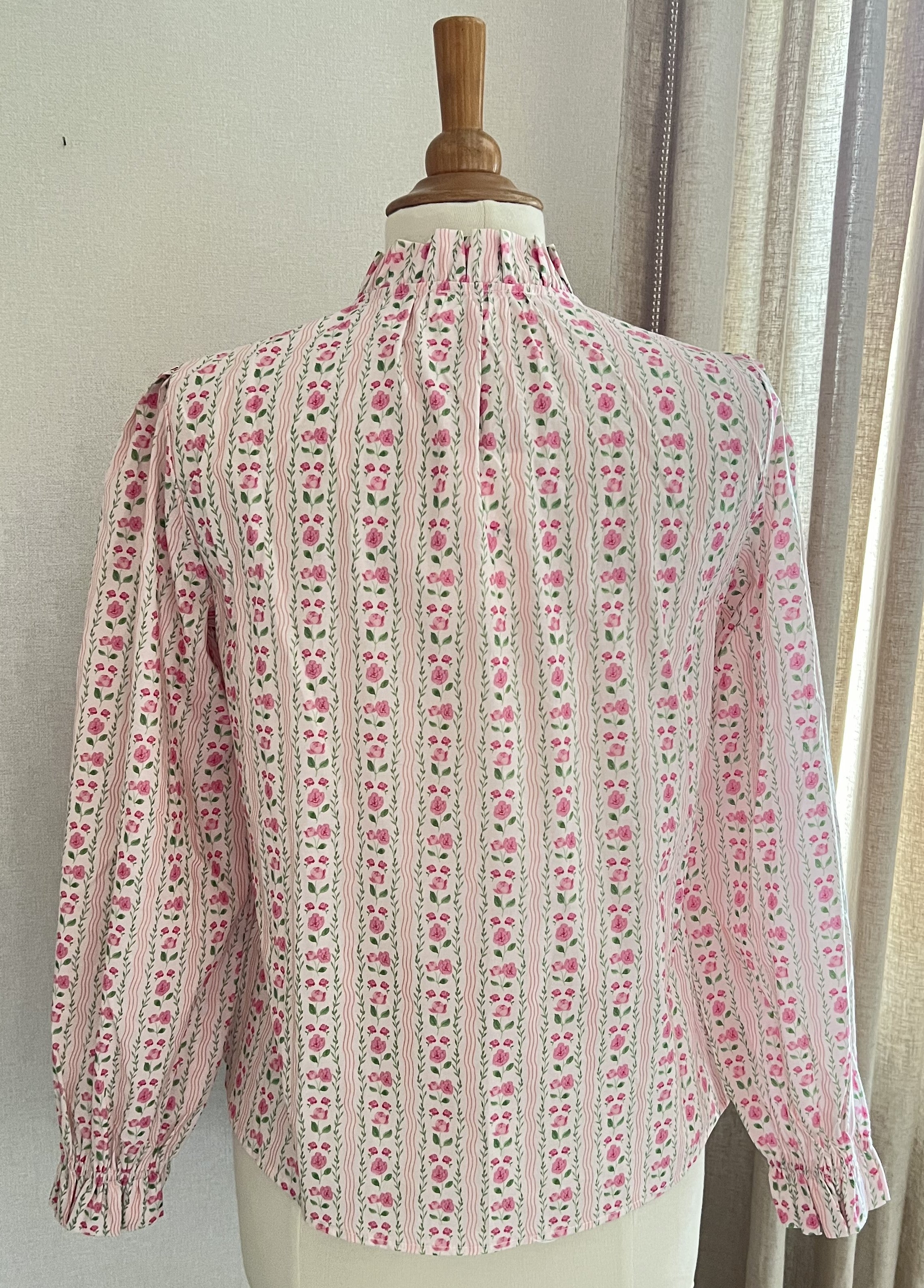 Vue arrière blouse Capucine In April 1986 rayée fleurie