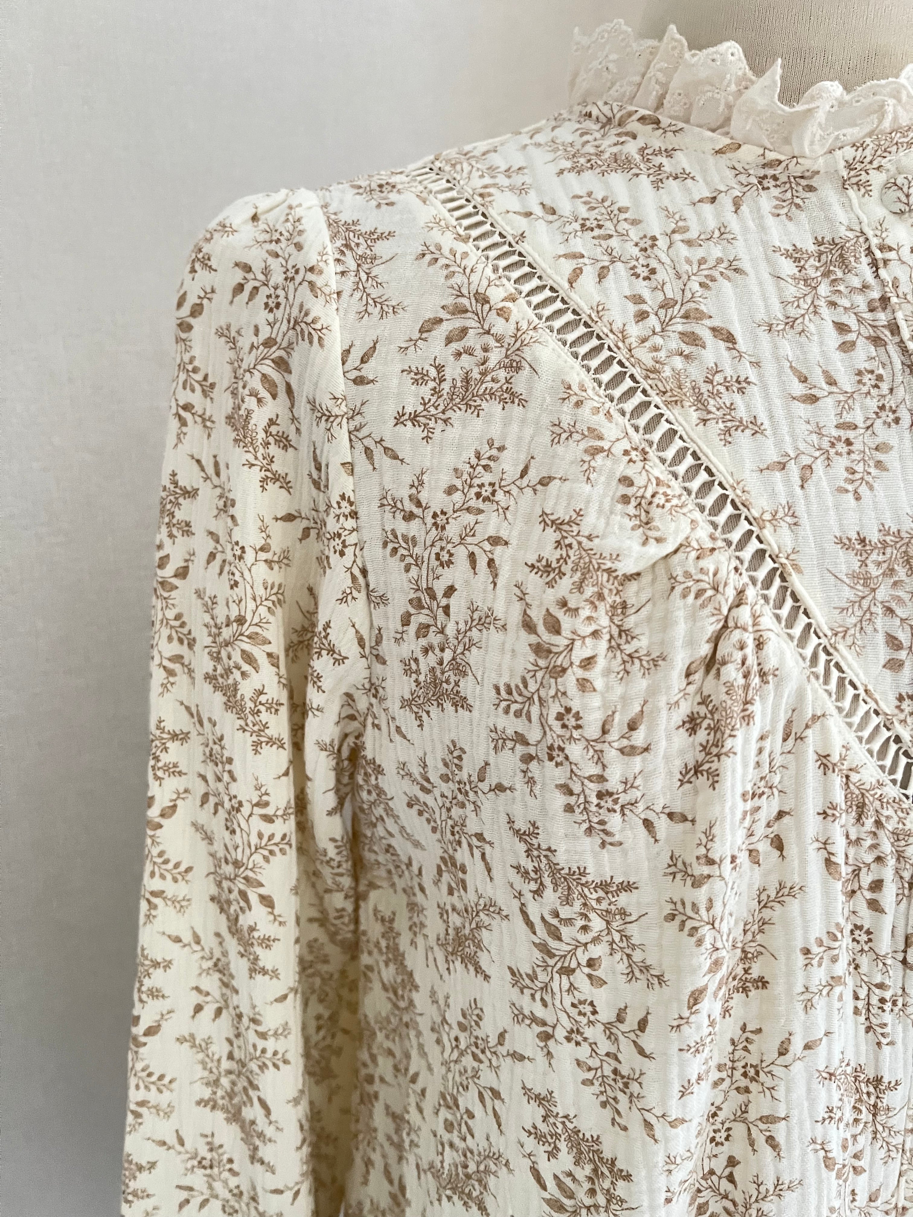 Détail motif feuillage beige blouse Estelle Season