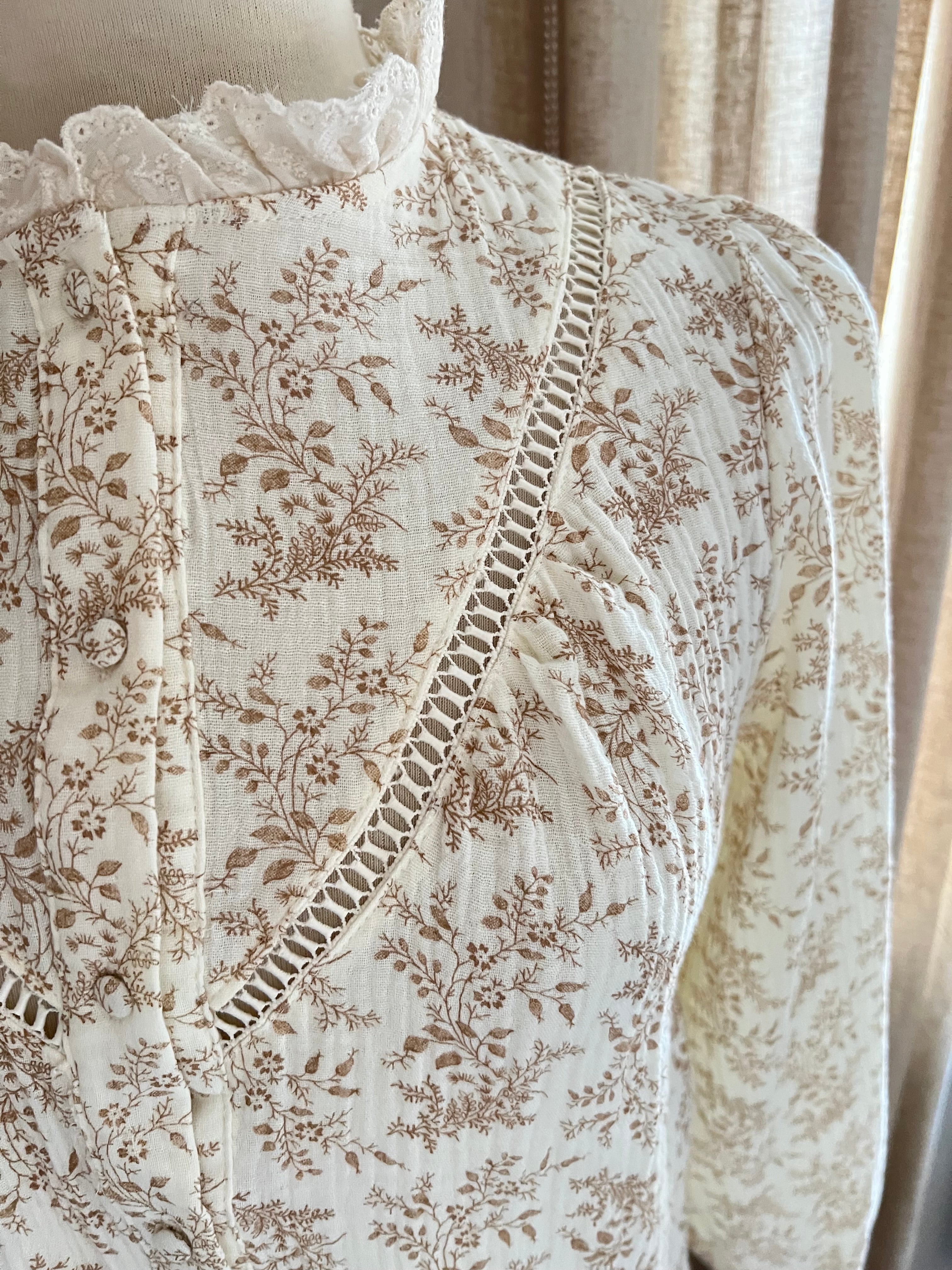 Détail motif feuillage beige blouse Estelle Season
