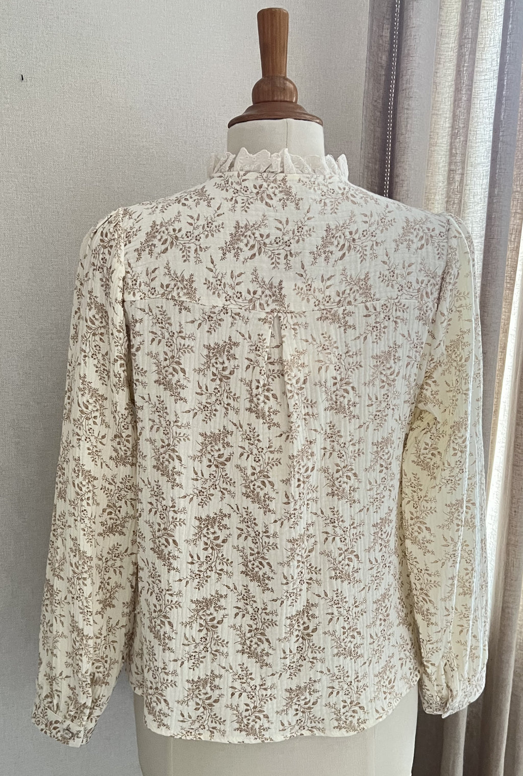 Vue arrière blouse Estelle Season motif feuillage beige