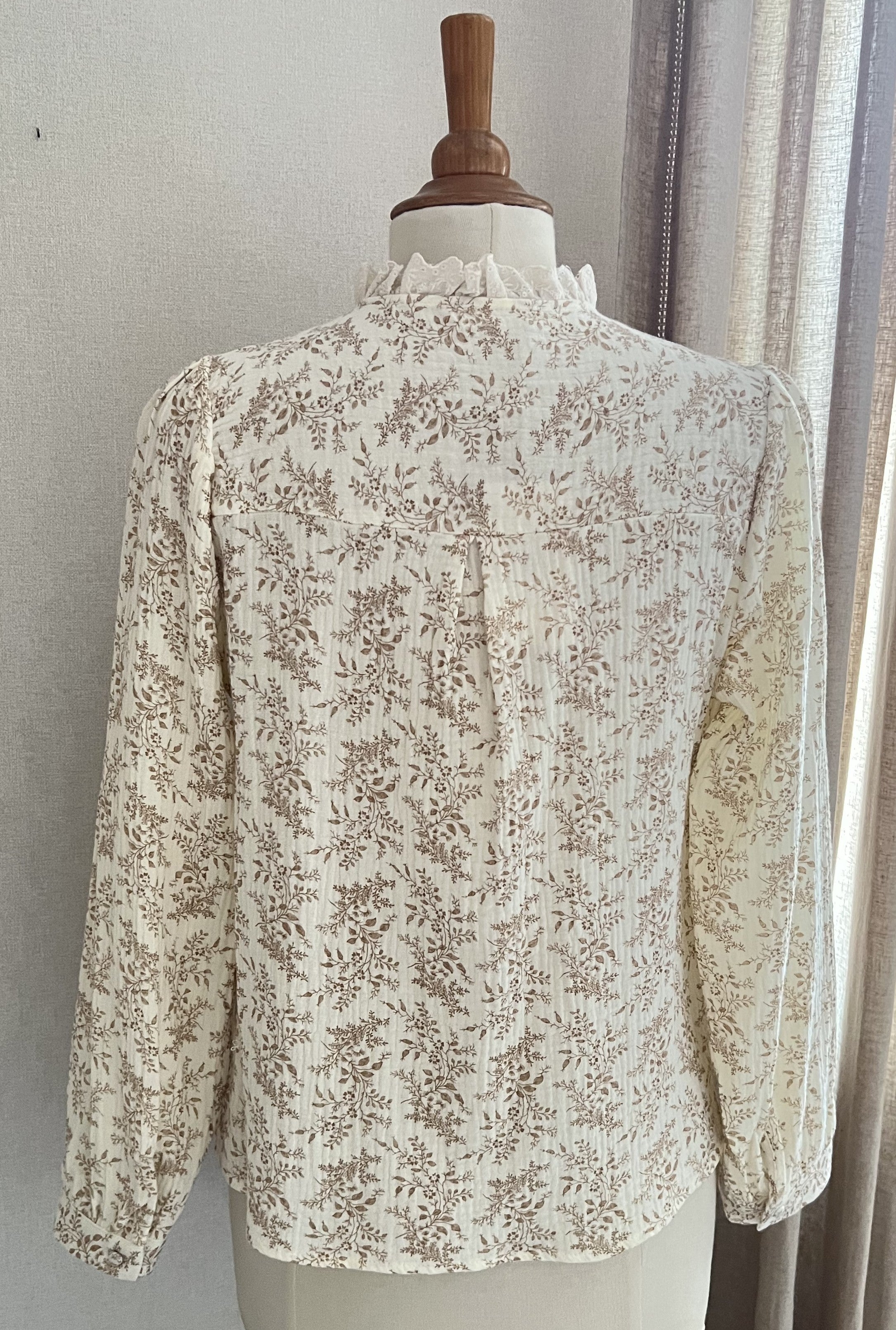 Vue arrière blouse Estelle Season motif feuillage beige