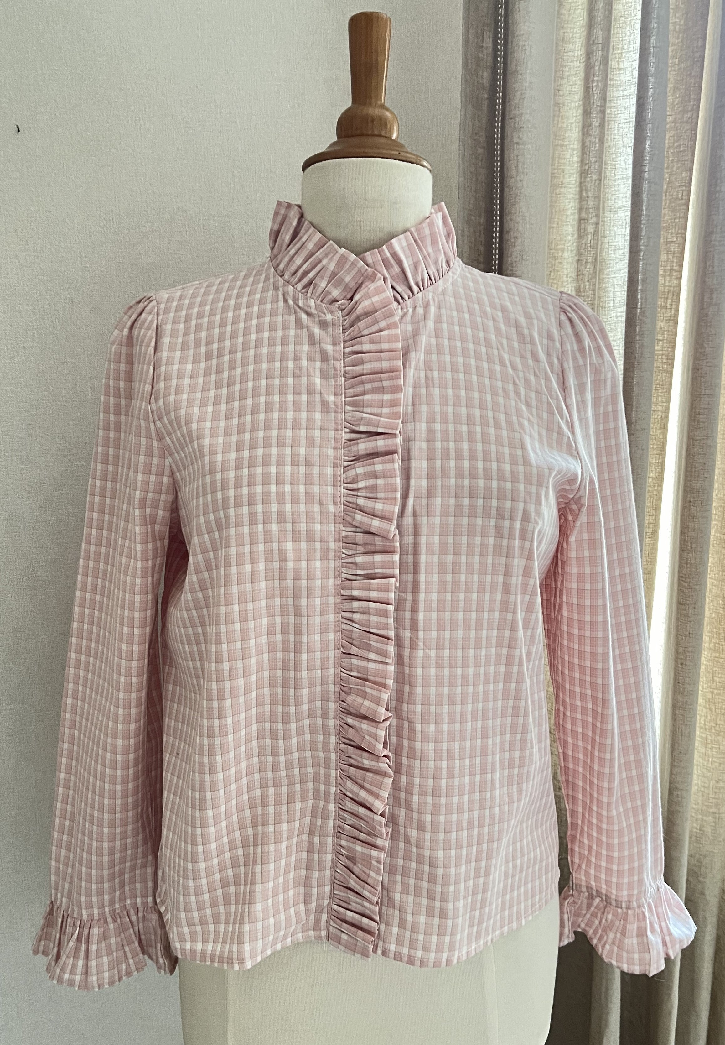 Blouse Angèle carreaux rose poudré Lili & Lala avec col volanté - vue de face
