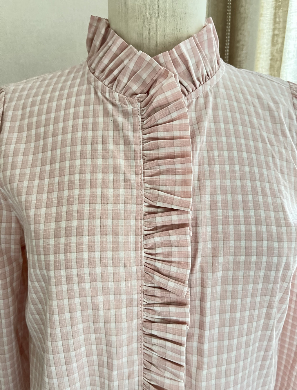 Blouse à carreaux Lili & Lala Angèle - détail col volanté rose poudré