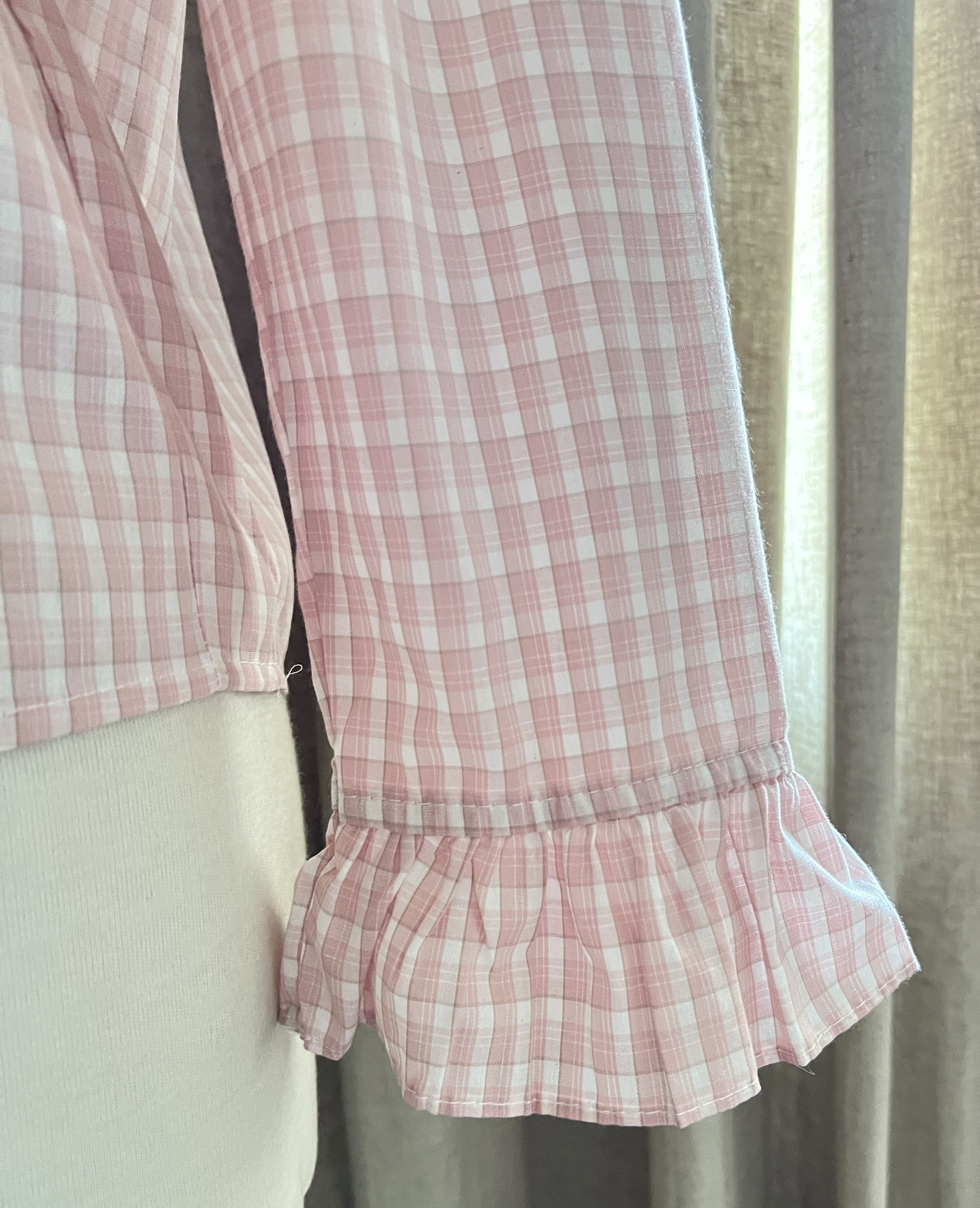 Détail manches motif carreaux rose poudré blouse Angèle Lili & Lala