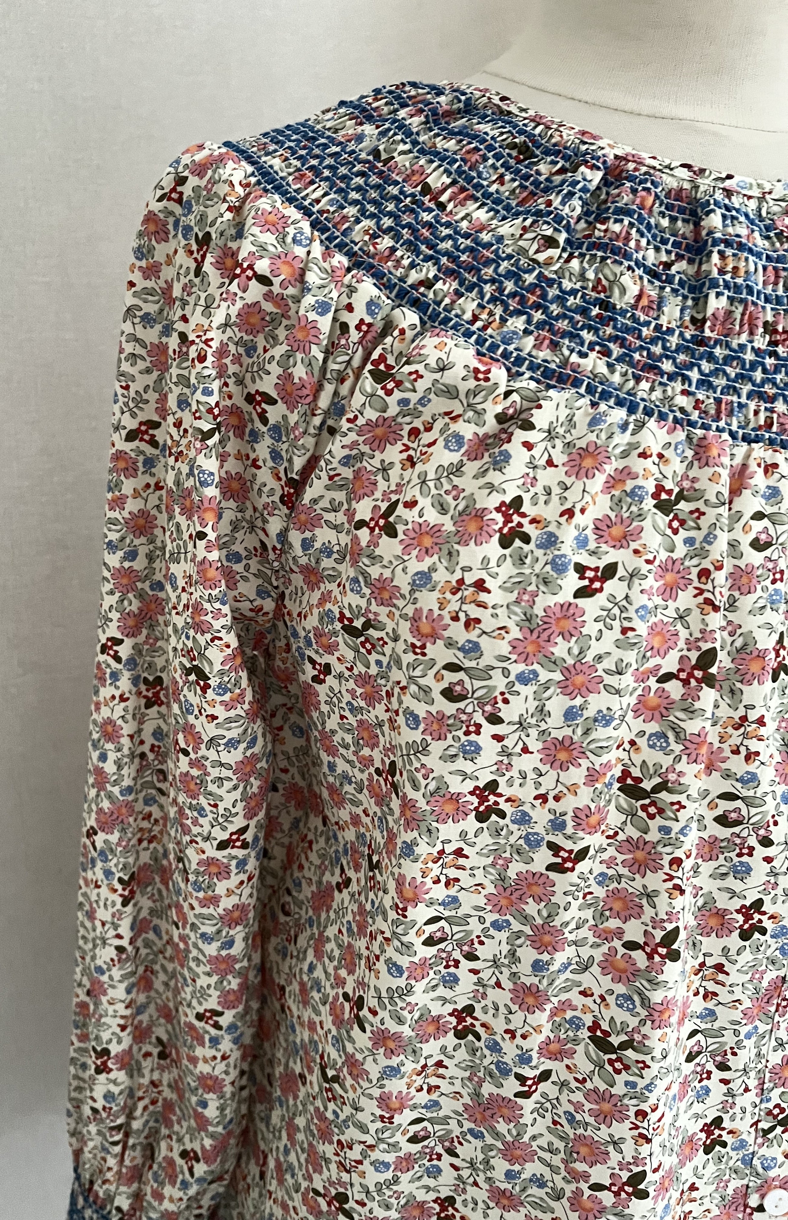 Détail motif fleuri blouse Fleur In April 1986