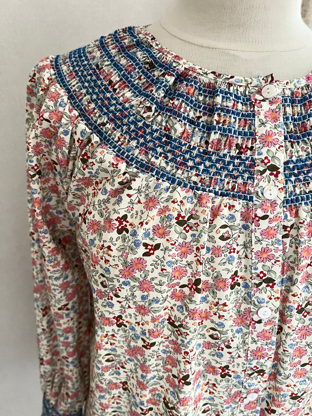 Blouse fleurie In April 1986 Fleur - détail col brodé écru