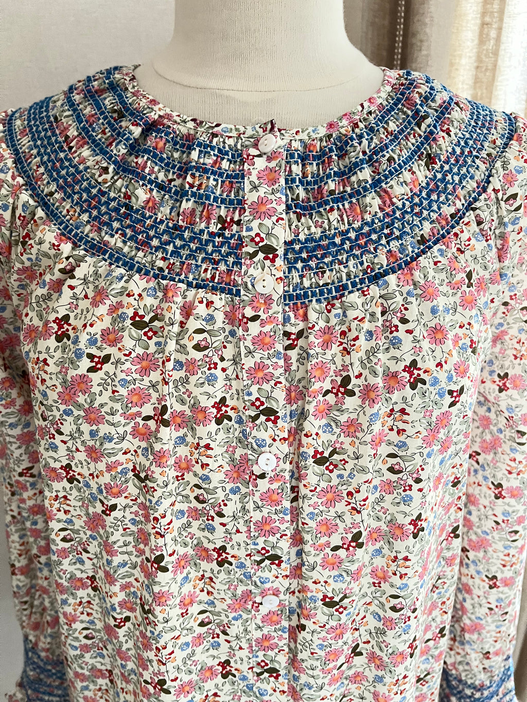 Blouse fleurie In April 1986 Fleur - détail col brodé écru