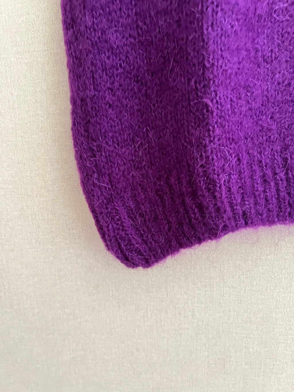 Pull mohair femme violet - détail bas côtelé