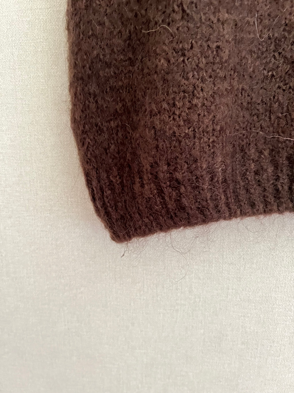 Pull mohair femme marron - détail bas côtelé