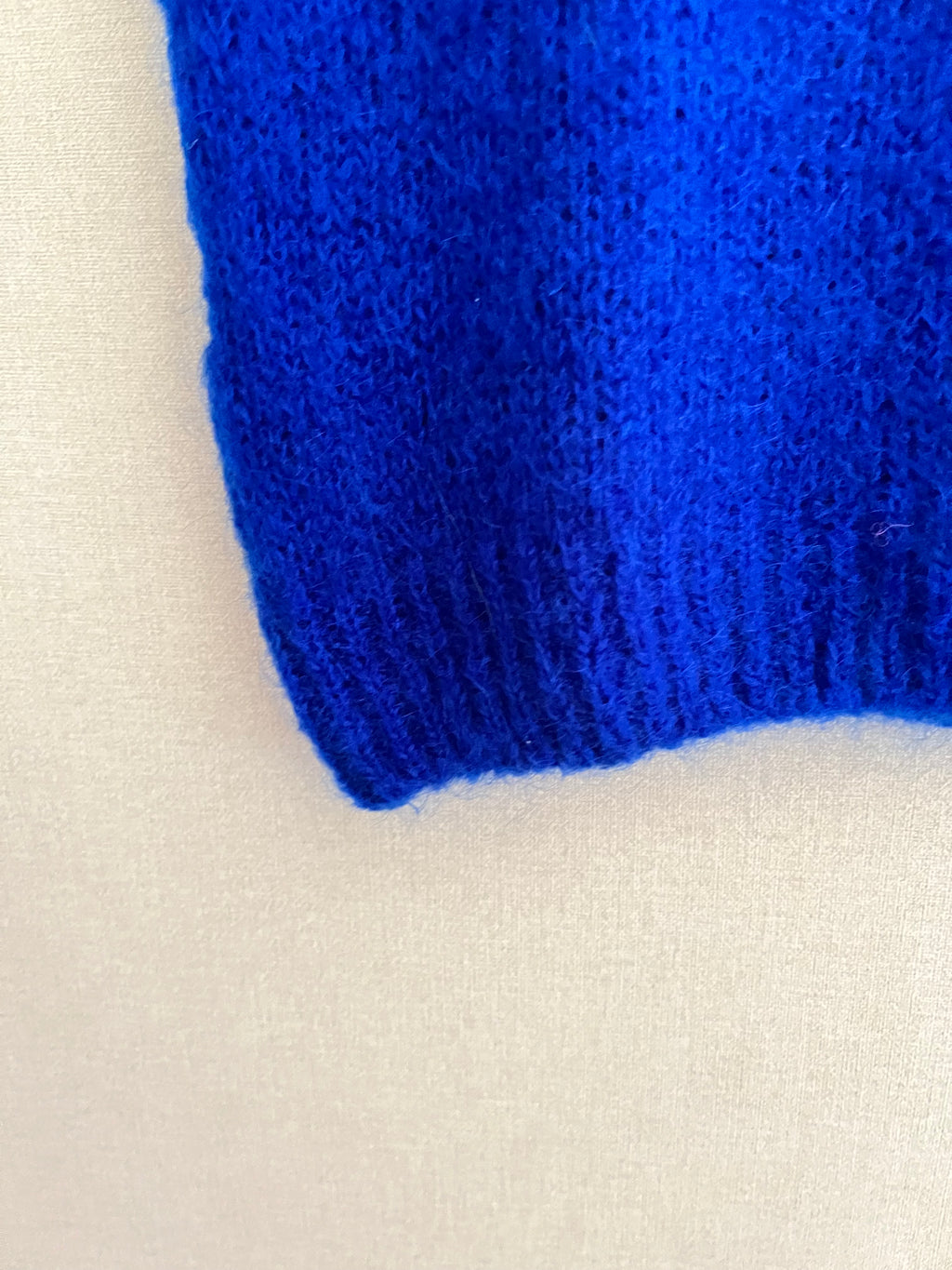 Pull mohair femme bleu électrique - détail bas côtelé