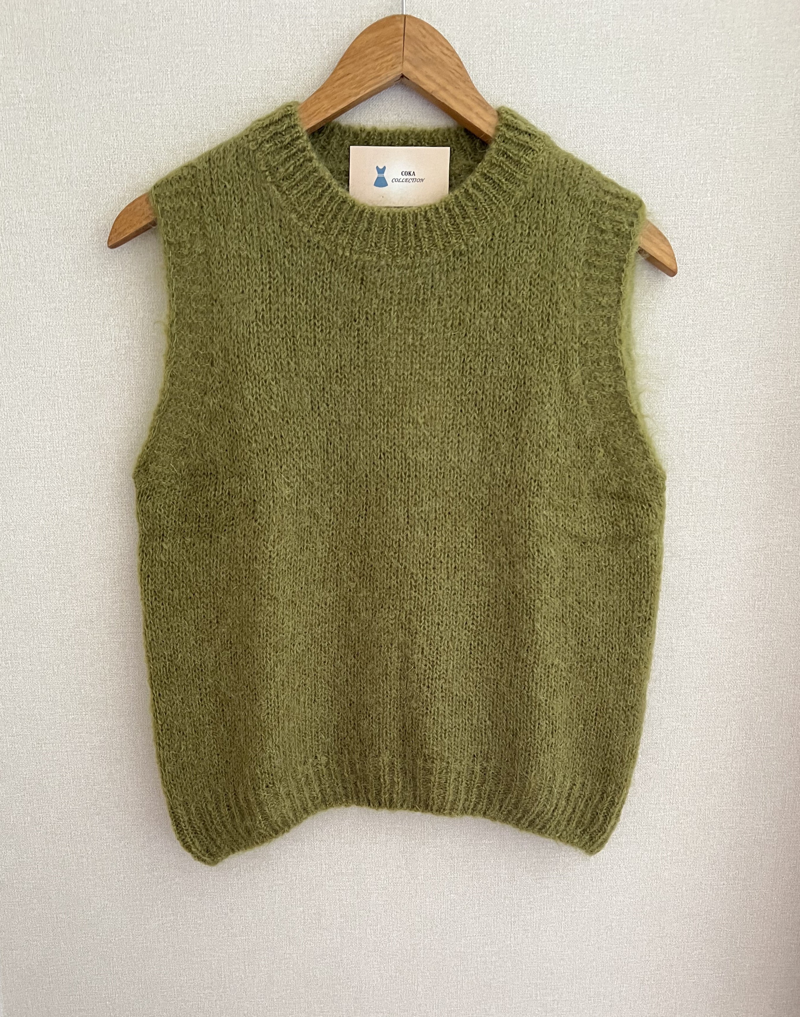 Pull sans manches mohair vert olive femme - vue de face - Coka Collection